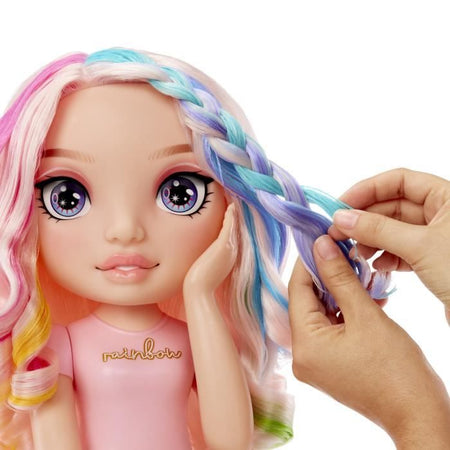 Rainbow High - Testina per acconciature Bella - 33 cm - Colora unghie e capelli - Usa i prodotti per te - Dai 4 anni in su