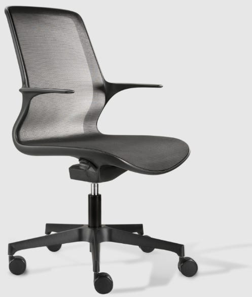 Poltroncina ergonomica con schienale e sedile in rete nera, su ruote, con braccioli