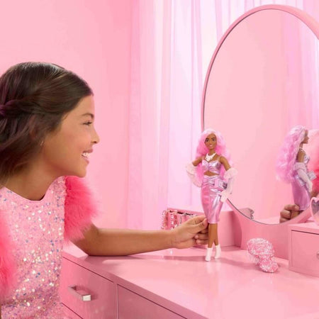 Barbie Deluxe Style Barbie Doll in abito rosa scintillante HYV25