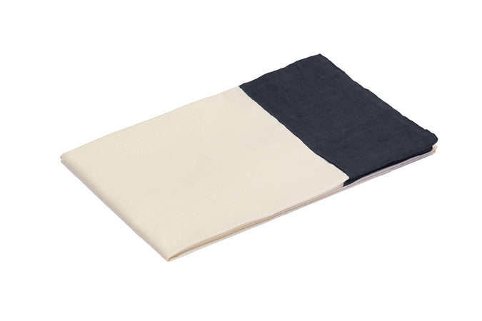 Tovaglia in misto lino con elegante bordo applicato made in italy NATURALE/BLU NOTTE