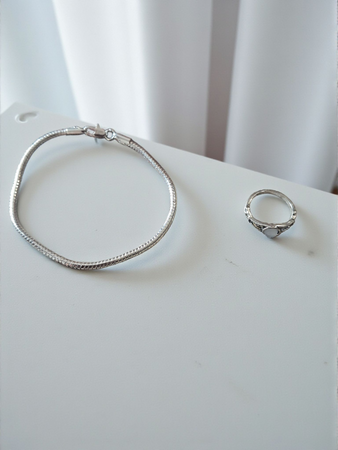 Descrizione: Set super chic stile Y2K composto da: ? Bracciale in argento 925 con design osso di serpente, misura 19 cm, lucente e raffinato — perfetto da abbinare ad altri bracciali o da portare da solo per un look elegante. ? Anello in acciaio con pi