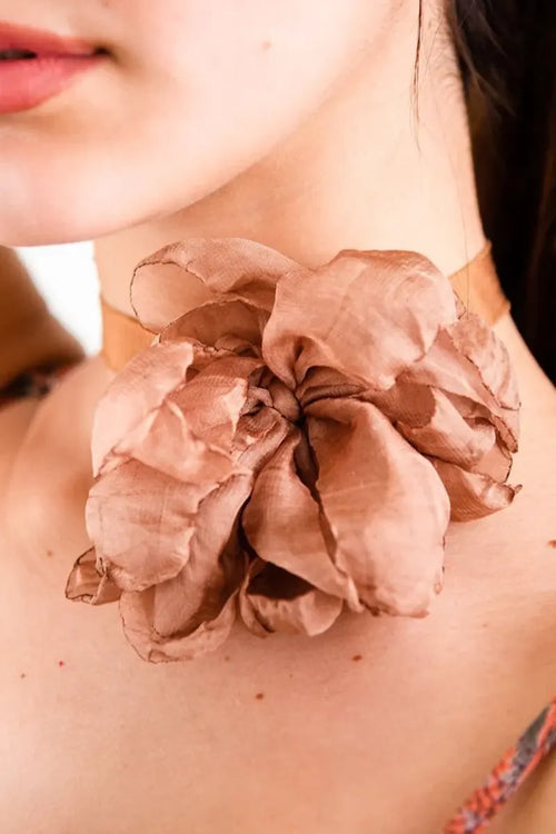 MYA ACCESSORIES | Collana chocker in tessuto con fiore