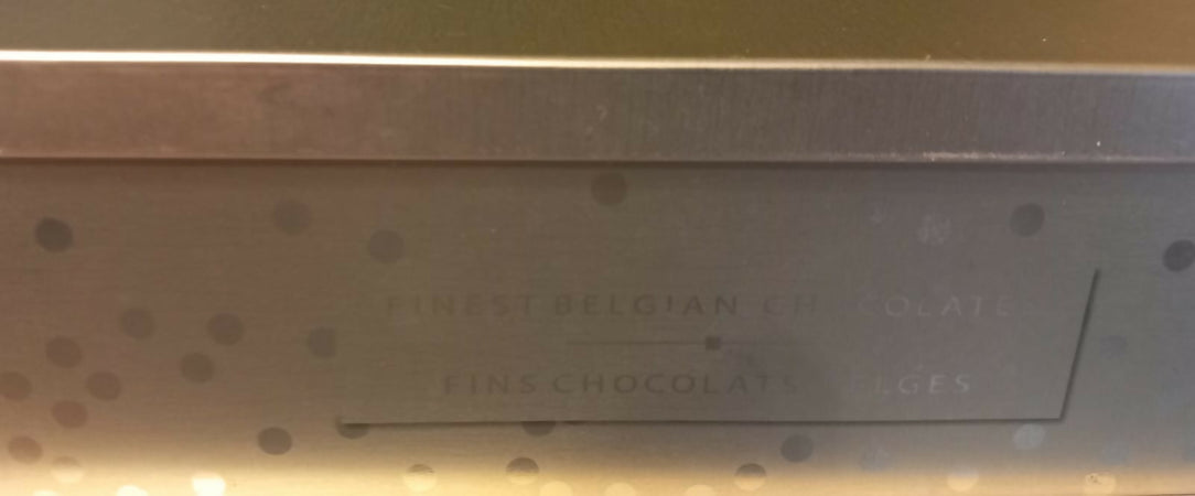 Scatola oro con 50 cioccolatini belgi assortimento di 5 tipi d cioccolatini 9g fondente / fondente mandorla/ latte nocciola / latte caramello salato/ latte