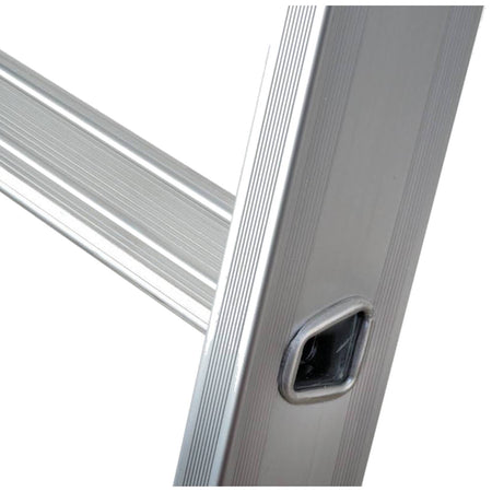 Scala svasata ad un elemento realizzata in alluminio leggero e resistente antiscivolo