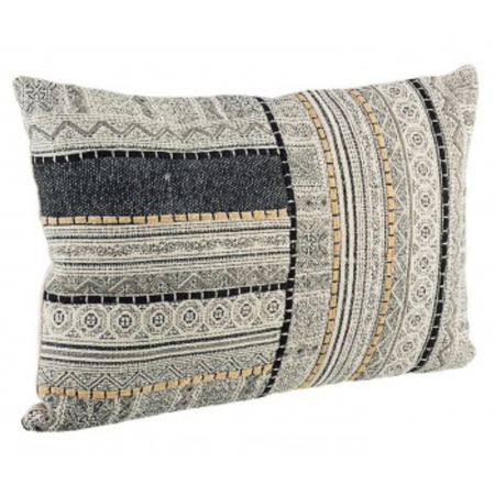 Cuscino tilak realizzato con  rivestimento in cotone lavorato e ricamato a mano e imbottitura in poliestere
