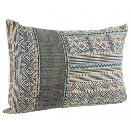 Cuscino tilak realizzato con  rivestimento in cotone lavorato e ricamato a mano e imbottitura in poliestere