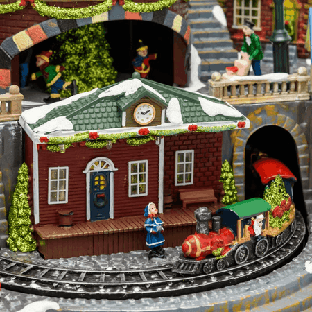 Villaggio di Natale, Stazione con Trenino in movimento e Albero di Natale rotante, h 38 cm, musiche natalizie