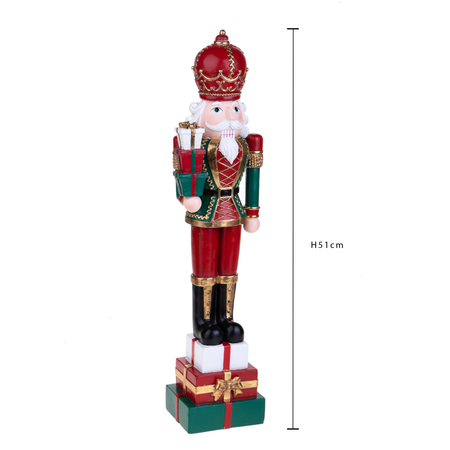 Statuetta soldato schiaccianoci con pacchi in resina per decorazioni natalizie