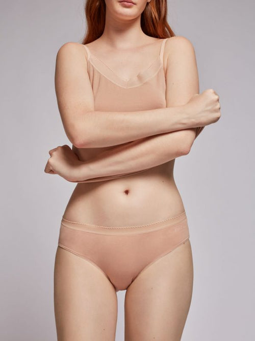 Canotta Gisela in tessuto Eko Modal con dettaglio in pizzo chevron sul petto e spalline regolabili, stile elegante Made in Italy.