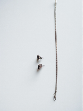 ✨ Descrizione: Set in stile Y2K composto da: ? Bracciale in argento 925 con design osso di serpente, misura 19 cm, lucente, raffinato e perfetto da abbinare ad altri accessori. ? Orecchini in acciaio con pietra nera, dal fascino elegante e retrò, per