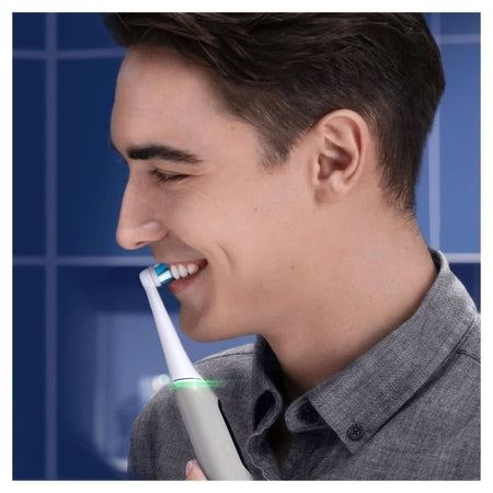 Oral-B iO 6S Spazzolino elettrico connesso Bluetooth grigio, 2 testine, 1 custodia da viaggio