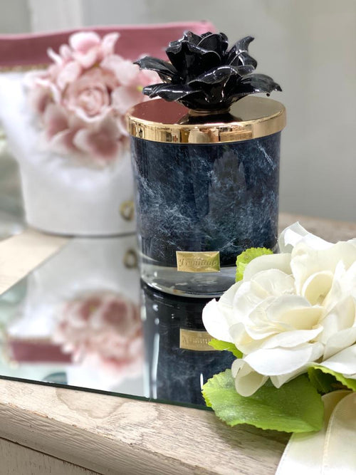 Candela Femiano in marmo Nero Marquina con rosa decorativa in ceramica, oggetto elegante Made in Italy