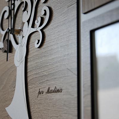 Orologio con 4 portafoto da parete in legno mdf, personalizzabile. Misure cm. 32x60