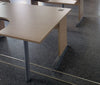 Scrivania operativa con top in melaminico e piedi in metallo cm. 160/180x60/80/120x73h