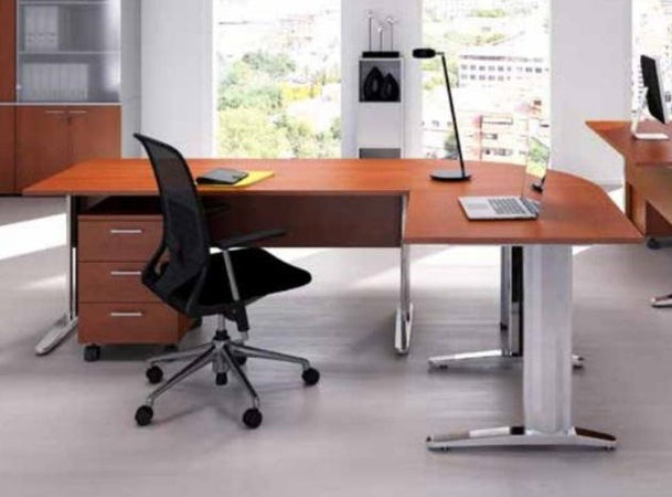 Scrivania angolare in melaminico con gambe metalliche e cassettiera cm. 220x160x72h