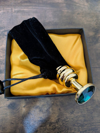 Plug Anale LoveToy metallo pesante color oro pietra verde confezione regalo