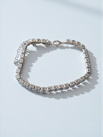 Brilla con eleganza e stile grazie a questo set gioielli donna Y2K composto da un bracciale regolabile in acciaio di titanio impreziosito da zirconi e strass luminosi, abbinato a orecchini silver scintillanti. Un mix perfetto tra glamour, eleganza e tend