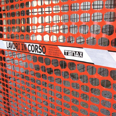 Rete segnaletica per delimitazione cantiere con scritta Lavori in Corso