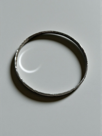 Bellissimo set composto da: ? Anello in acciaio argentato con disegno inciso, misura 18 mm, dallo stile minimal ma deciso, perfetto per completare ogni outfit Y2K. ? Bracciale argentato con design particolare e finitura metallica lucida, arricchito da d