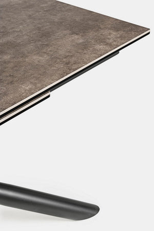 Tavolo allungabile Seyfert con struttura in acciaio, piano in ceramica e supporto in vetro