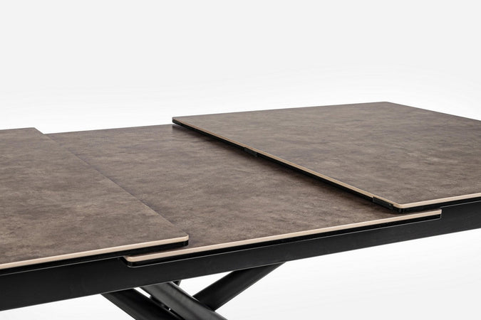 Tavolo allungabile Seyfert con struttura in acciaio, piano in ceramica e supporto in vetro