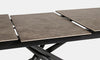 Tavolo allungabile Seyfert con struttura in acciaio, piano in ceramica e supporto in vetro