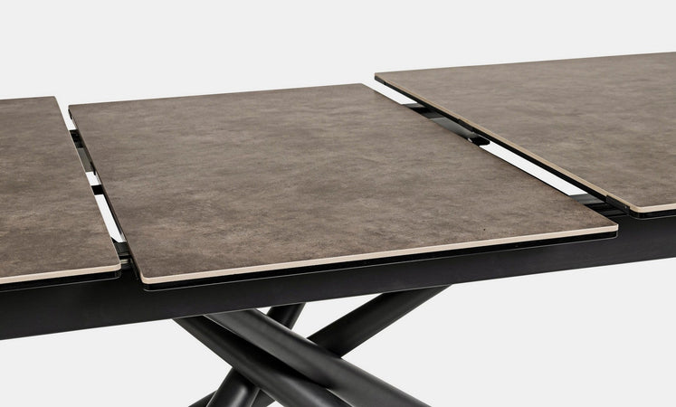 Tavolo allungabile Seyfert con struttura in acciaio, piano in ceramica e supporto in vetro