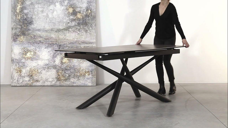 Tavolo allungabile Seyfert con struttura in acciaio, piano in ceramica e supporto in vetro