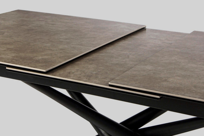 Tavolo allungabile Seyfert con struttura in acciaio, piano in ceramica e supporto in vetro