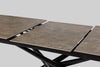Tavolo allungabile Seyfert con struttura in acciaio, piano in ceramica e supporto in vetro