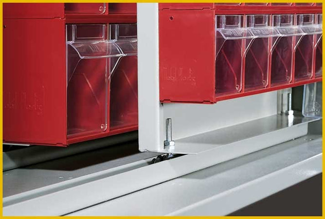 Armadio Madia in metallo con pannelli scorrevoli e cassetti porta minuteria cm. 248x60x195h