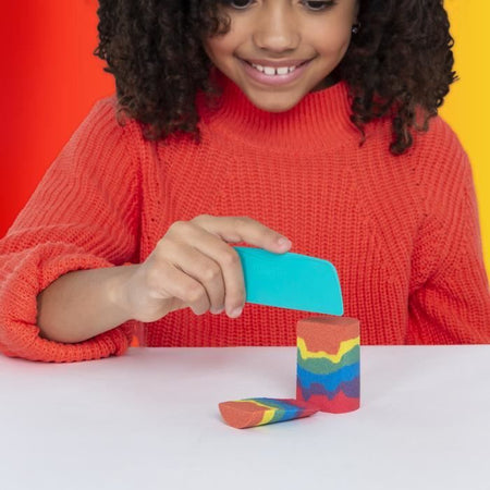 KINETIC SAND - ARC-EN-CIEL 390 G box + 6 accessori - Modello casuale