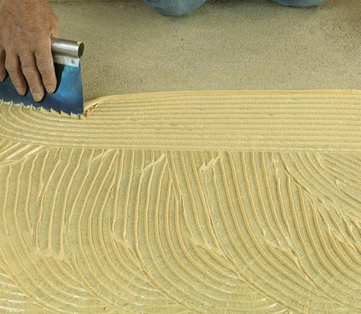 Spatola dentata realizzata in acciaio ideale per collanti in confezione da 12 pezzi