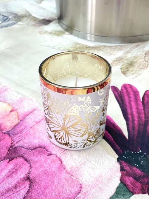 Candela grande profumata in barattolo di vetro con decorazioni farfalle oro 3D, firmata Special Gifts, altezza 10 cm, diametro 8,5 cm.