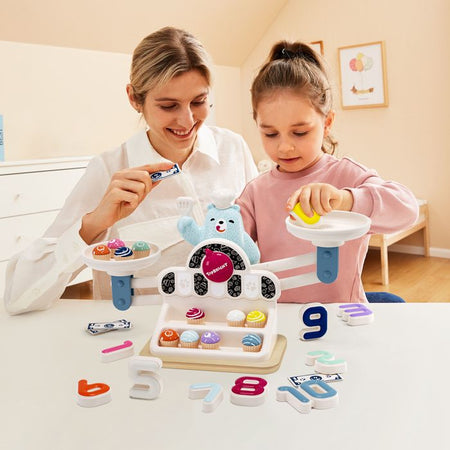 Orsetto dell'equilibrio delizioso - TOP LUMINOSO - Cupcakes - Vassoi dell'equilibrio - Equilibrio - Numeri - Conteggio