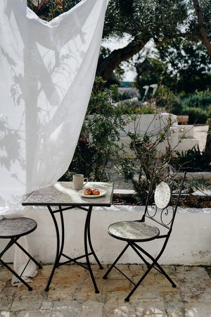 Tavolino quadrato "Erice" e sedie pieghevoli in acciaio per esterno da bar e giardino
