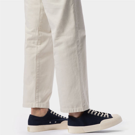 Sneakers Superga indossate con pantalone casual uomo