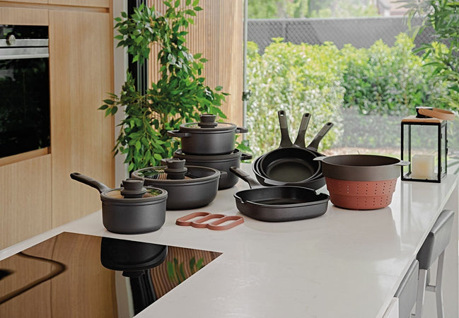 Casseruola Stone+ 20cm in alluminio pressofuso con rivestimento ceramico, coperchio in vetro con foro vapore e poggiamestolo, adatta a tutti i piani cottura.
