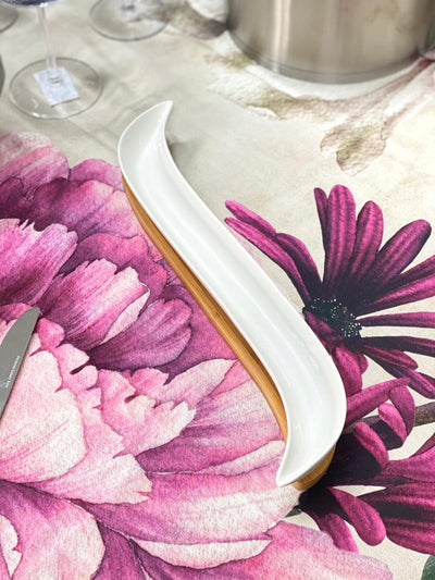 Antipastiera in porcellana bianca 40x7 cm con base in legno, perfetta per servire antipasti e stuzzichini con eleganza.