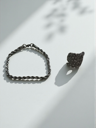 Elegante set da donna composto da: ? Anello misura 19 mm placcato oro bianco, con pietra zirconia sintetica incastonata al centro – luminoso e raffinato, ideale per aggiungere un tocco chic a ogni look. ? Bracciale intrecciato stile hip hop da 20 cm, d