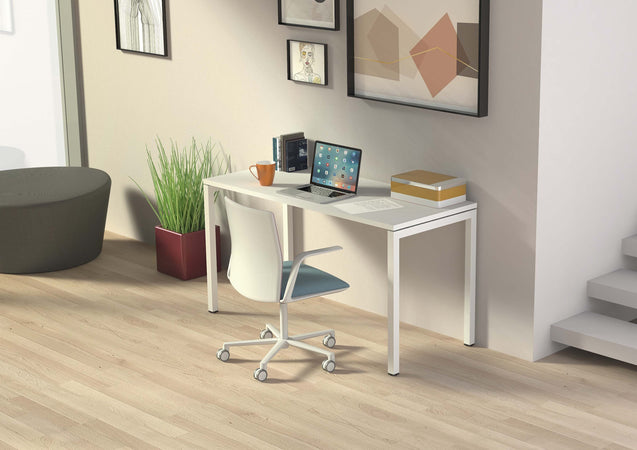 Scrivania con top antibatterico e gambe metalliche a sezione quadrata 40x40 per ufficio cm. 120/140x60x73h