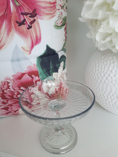 Alzatina in vetro trasparente Ø17 cm con design elegante, perfetta per servire dolci e frutta.