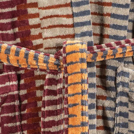 Accappatoio Victory Boulevard S/M Carrara in spugna di cotone 380 gr/mq, con cappuccio, tasche e cintura, stile moderno, Made in Italy.