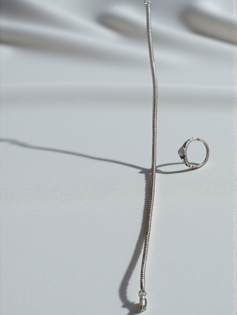 Descrizione: Set super chic stile Y2K composto da: ? Bracciale in argento 925 con design osso di serpente, misura 19 cm, lucente e raffinato — perfetto da abbinare ad altri bracciali o da portare da solo per un look elegante. ? Anello in acciaio con pi