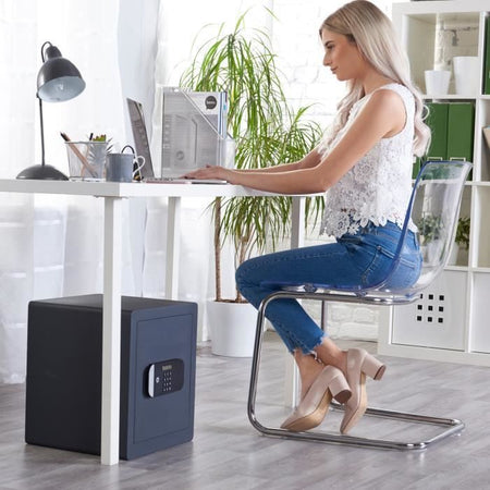 YALE Cassaforte di alta sicurezza con serratura elettronica (certificata SKG), dimensioni scrivania H.40 x L.35 x P.34 cm (35.5 L)