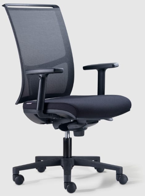 Poltrona ergonomica operativa per ufficio con schienale alto in rete nera, braccioli e ruote