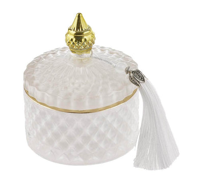 Candela profumata in vetro bianco con nappina decorativa, Special Gifts SP2/S, altezza 10 cm, diametro 8 cm, con scatola regalo inclusa.