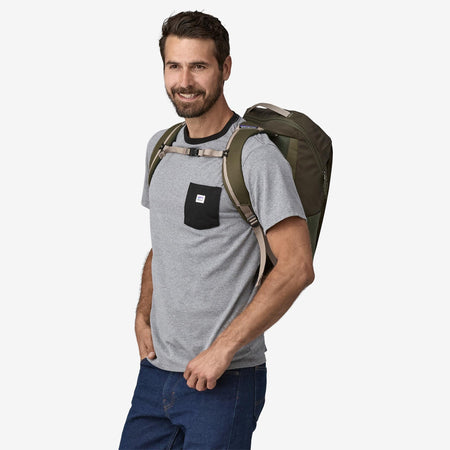 Zaino Patagonia Black Hole Pack 25L pine needle green