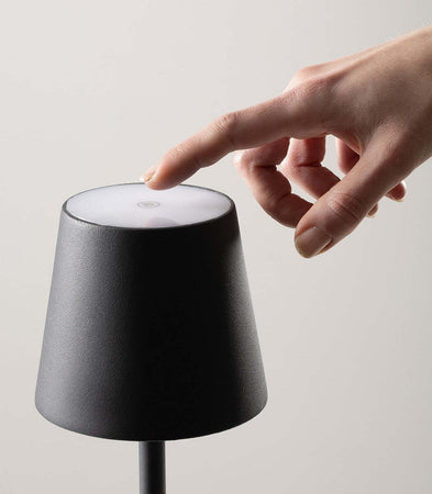 Abat-jour-esterno-batteria-Gea-Led-GLS040-300LM-IP54-antracite-lampada-tavolo-base-usb-touch