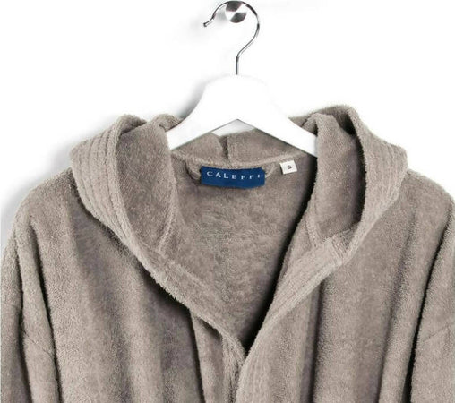 Accappatoio Con Cappuccio Unisex Caleffi Minorca In Spugna Di Puro Cotone 100% Casa Vacanze B&b Hotel Sport e tempo libero/Fan Shop/Articoli per la casa/Bagno/Accappatoi Puleo Casa - Palermo, Commerciovirtuoso.it